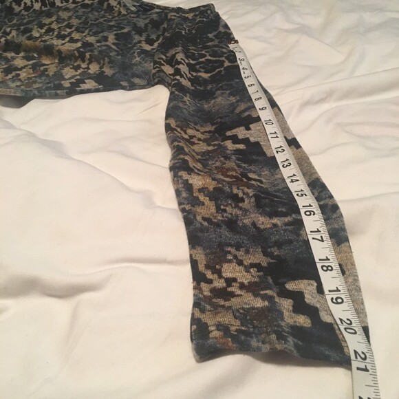 Basic Editions top Womens Medium camo pullover jungle animal pixelated graphic - Picture 5 of 6